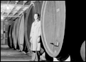 Homme debout devant un énorme tonneau de vin